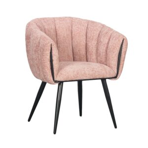 Een moderne stoel met een roze, getextureerde stoffen bekleding met een gegolfd rugontwerp. De stoel heeft vier strakke, zwarte metalen poten die naar buiten hellen voor ondersteuning en stijl.