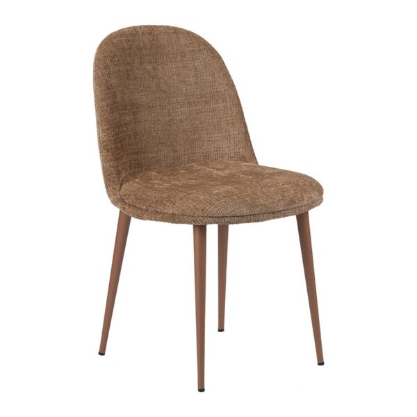 Een moderne stoel met een gebogen rugleuning en een gewatteerde zitting, bekleed met getextureerde bruine stof. Het heeft vier slanke, hoekige poten in een lichtbruine houtfinish, wat zorgt voor een eigentijdse look.