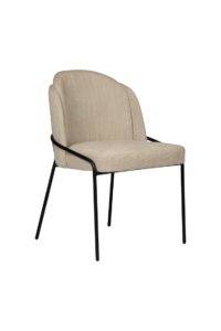 Een beige gestoffeerde stoel met een gebogen rug en armleuningen. Het heeft een minimalistisch zwart metalen frame en vier slanke poten, tegen een effen witte achtergrond.