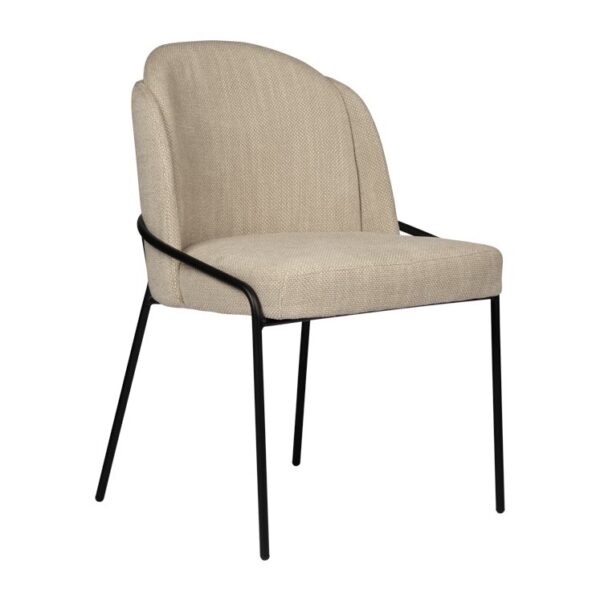Een beige gestoffeerde stoel met een gebogen rug en armleuningen. Het heeft een minimalistisch zwart metalen frame en vier slanke poten, tegen een effen witte achtergrond.
