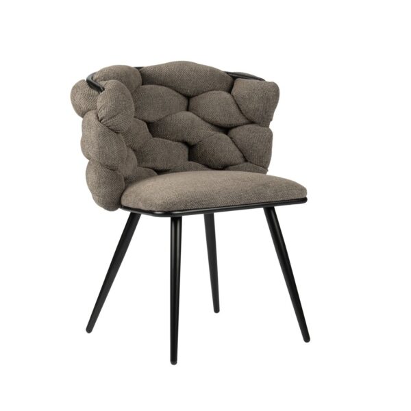 Een moderne stoel met een pluche, geometrisch gepatroneerde rugleuning en zitting, bekleed met een getextureerde grijze stof. Het heeft strakke zwarte poten die taps toelopen in een punt, wat het een eigentijdse en stijlvolle uitstraling geeft.