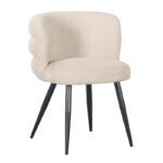Een moderne beige gestoffeerde stoel met een ronde rugleuning en een gewatteerd design. Het heeft vier strakke zwarte metalen poten die taps toelopen naar de vloer.