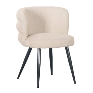 Een moderne beige gestoffeerde stoel met een ronde rugleuning en een gewatteerd design. Het heeft vier strakke zwarte metalen poten die taps toelopen naar de vloer.