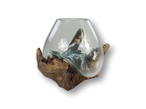 Een handgeblazen glazen vaas met een druppelvorm rust op een robuuste, natuurlijke houten basis. Het glas lijkt te smelten en over het hout te vloeien, waardoor een harmonieuze mix van materialen en texturen ontstaat.