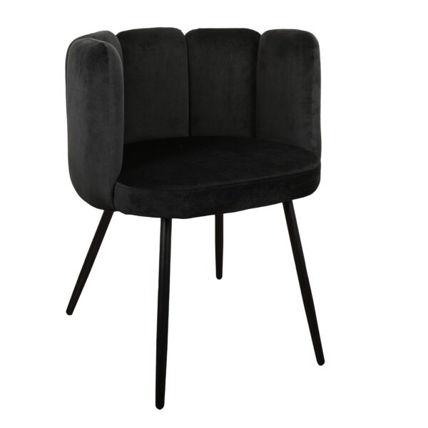 Een moderne stoel met een zwarte, fluweelachtige gestoffeerde zitting en rugleuning. Het heeft een afgerond, wingback-ontwerp en vier slanke, zwarte metalen poten.