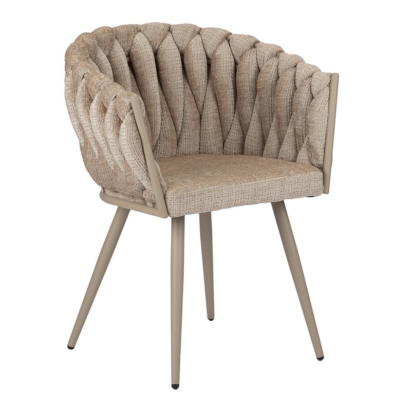 Een beige fauteuil met een getextureerde, gewatteerde rugleuning met een gevlochten patroon. De stoel heeft een vierkante zitting en vier schuine poten, allemaal in een bijpassende beige kleur.