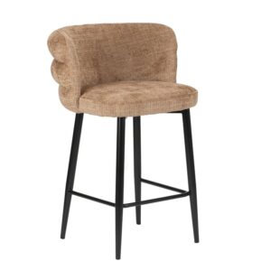 Een bruine gestoffeerde barkruk met een zachte, gebogen rugleuning en zitting. Het heeft zwarte metalen poten, elk vastgezet met horizontale staven voor ondersteuning. Het ontwerp combineert comfort en moderne stijl, geschikt voor verschillende interieurs.
