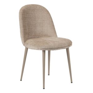 Een beige eetkamerstoel met stoffen bekleding, een ronde rugleuning en zitting, ondersteund door slanke metalen poten.