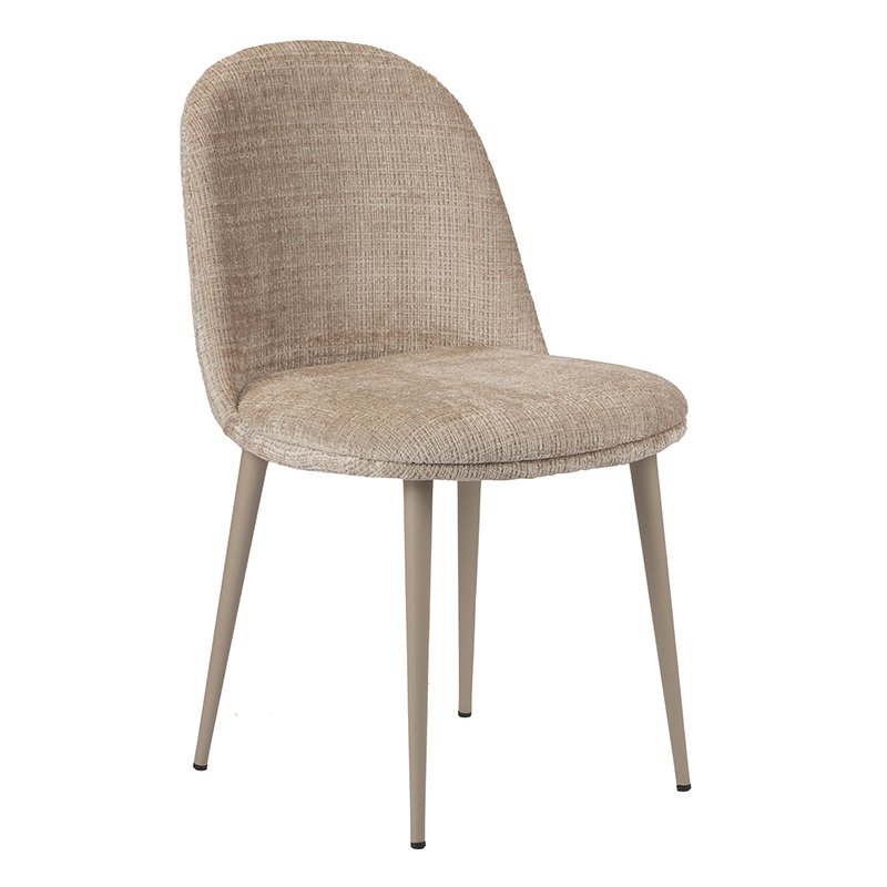 Een beige eetkamerstoel met stoffen bekleding, een ronde rugleuning en zitting, ondersteund door slanke metalen poten.