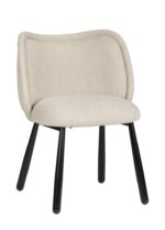 Een lichtbeige gestoffeerde stoel met een gebogen rugleuning en zitting. Hij heeft vier zwarte houten poten, die iets naar buiten hellen. De stoel heeft een modern en minimalistisch design, geschikt voor eetkamers of kantoren.