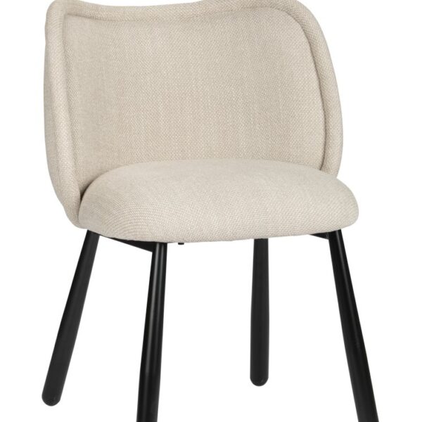 Een lichtbeige gestoffeerde stoel met een gebogen rugleuning en zitting. Hij heeft vier zwarte houten poten, die iets naar buiten hellen. De stoel heeft een modern en minimalistisch design, geschikt voor eetkamers of kantoren.