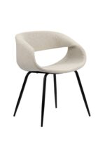 Een moderne stoel met een gebogen, open rug ontwerp heeft een lichtbeige gestoffeerde zitting. Het heeft vier slanke zwarte metalen poten, wat een minimalistische en elegante look creëert. De stoel lijkt te zijn geplaatst tegen een effen witte achtergrond.