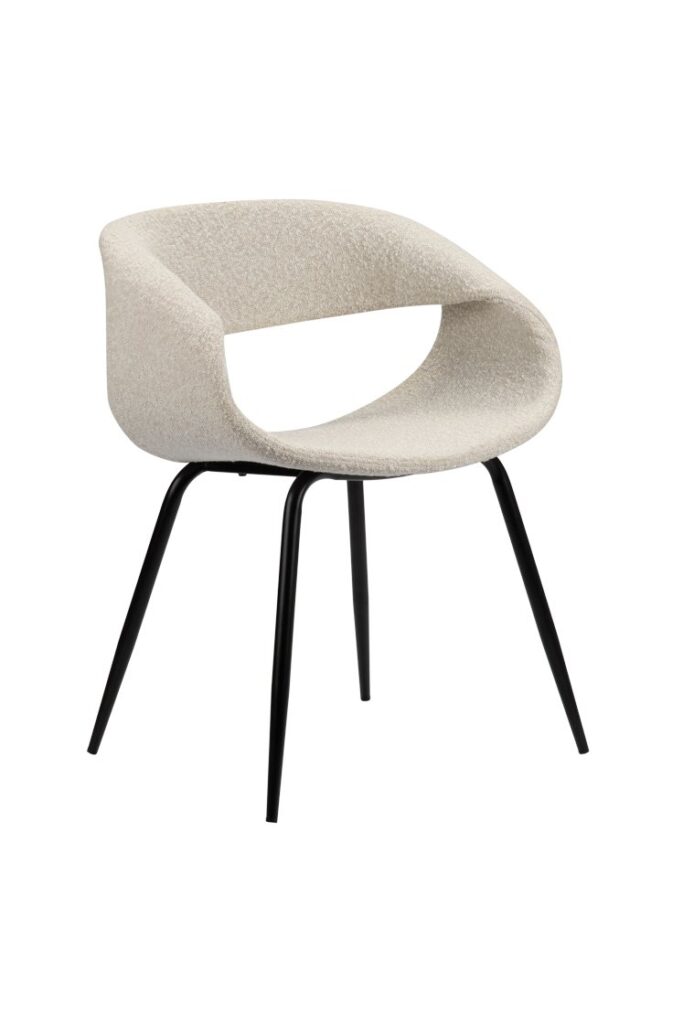 Een moderne stoel met een gebogen, open rug ontwerp heeft een lichtbeige gestoffeerde zitting. Het heeft vier slanke zwarte metalen poten, wat een minimalistische en elegante look creëert. De stoel lijkt te zijn geplaatst tegen een effen witte achtergrond.