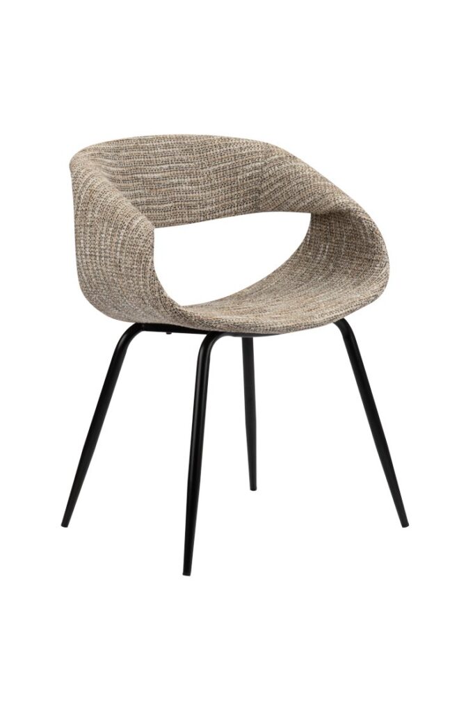 Een moderne stoel met een geweven, wervelend zitontwerp in beige, met een open rug en gebogen armen. Het heeft vier slanke, zwarte metalen poten. De stoel combineert een hedendaagse stijl met een organische textuur.
