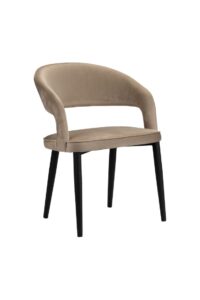 Een moderne, beige gestoffeerde stoel met een gebogen rugleuning en open onderrugontwerp, met vier zwarte houten poten. De stoel heeft een strakke, minimalistische stijl, geschikt voor hedendaagse interieurs.