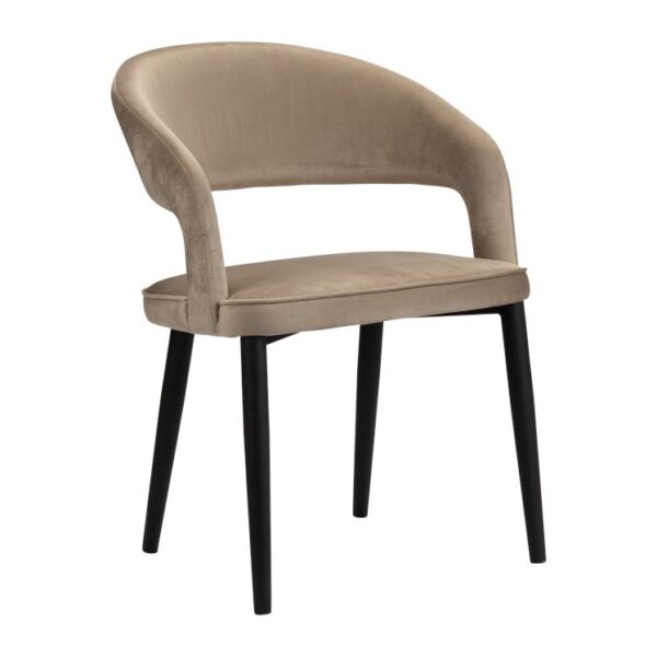 Een moderne, beige gestoffeerde stoel met een gebogen rugleuning en open onderrugontwerp, met vier zwarte houten poten. De stoel heeft een strakke, minimalistische stijl, geschikt voor hedendaagse interieurs.
