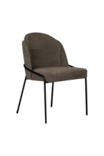 Een moderne stoel met een gebogen rugleuning en een gewatteerde zitting bekleed met een getextureerde grijze stof. De stoel heeft slanke, zwarte metalen poten en armleuningen, wat een minimalistisch en eigentijds design biedt.