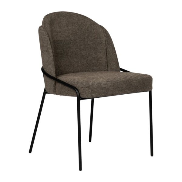 Een moderne stoel met een gebogen rugleuning en een gewatteerde zitting bekleed met een getextureerde grijze stof. De stoel heeft slanke, zwarte metalen poten en armleuningen, wat een minimalistisch en eigentijds design biedt.