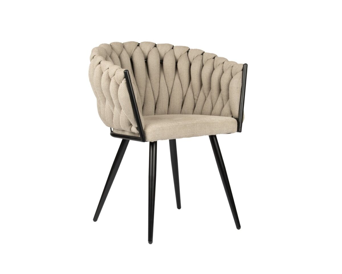 Een moderne stoel met een bekleding van beige stof met een complexe structuur, een gebogen rugleuning met een gewatteerd patroon en zwarte metalen poten die naar buiten staan.