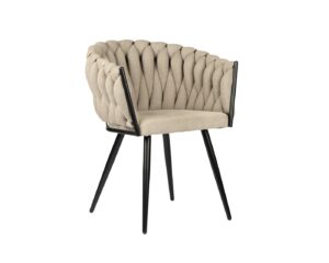 Een moderne stoel met een bekleding van beige stof met een complexe structuur, een gebogen rugleuning met een gewatteerd patroon en zwarte metalen poten die naar buiten staan.