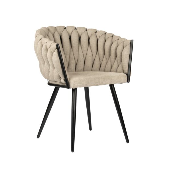 Een moderne stoel met een bekleding van beige stof met een complexe structuur, een gebogen rugleuning met een gewatteerd patroon en zwarte metalen poten die naar buiten staan.