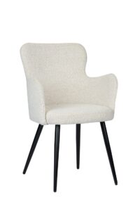 Een moderne stoel met een witte, gestructureerde stoffen bekleding, met een hoge, licht gebogen rugleuning en armleuningen. Het heeft vier slanke zwarte metalen poten.
