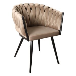 Een stijlvolle stoel met een pluche, gecapitonneerde beige rugleuning en zitting, ondersteund door vier slanke zwarte metalen poten. Het ontwerp is voorzien van verweven stof op de rugleuning, wat een moderne, elegante uitstraling creëert.
