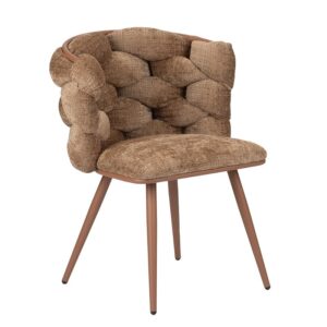 Een stoel met een uniek geweven rugleuningontwerp en bruine textuurstof. Het heeft een gewatteerde zitting en vier slanke houten poten, taps toelopend voor een moderne look.