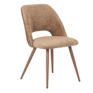 Een moderne eetkamerstoel met een bruine, getextureerde stoffen zitting en rugleuning. De stoel heeft een uitsparing tussen de zitting en rugleuning, ondersteund door vier schuine houten poten, wat een strakke en eigentijdse look creëert.