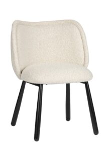 Een moderne stoel met een getextureerde, lichtbeige stoffen zitting en rugleuning, ondersteund door vier zwarte metalen poten. Het ontwerp is minimalistisch en eigentijds.