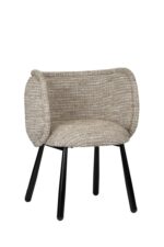 Een moderne stoel met een beige stoffen zitting en rugleuning met textuur, met afgeronde randen. Het heeft vier zwarte poten die licht naar buiten zijn gekanteld. Het ontwerp biedt een mix van eigentijdse stijl en comfort.