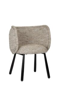 Een moderne stoel met een beige stoffen zitting en rugleuning met textuur, met afgeronde randen. Het heeft vier zwarte poten die licht naar buiten zijn gekanteld. Het ontwerp biedt een mix van eigentijdse stijl en comfort.