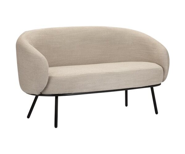 Een moderne beige loveseat met een gebogen rug en gladde bekleding. Het heeft een minimalistisch design met slanke zwarte metalen poten. De zitting en rug zijn gewatteerd voor comfort.