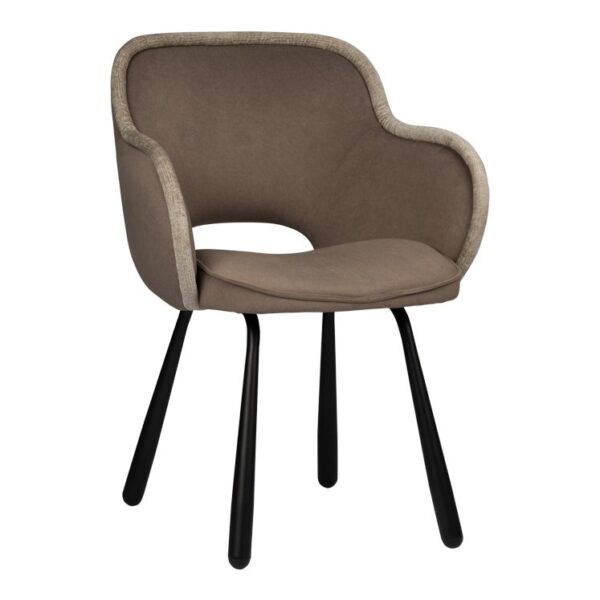Moderne stoel met een gebogen, gewatteerde zitting en rugleuning in bruine en grijze stof. Het heeft vier schuine zwarte poten, wat zorgt voor een minimalistisch en eigentijds design. De stoel heeft een open ruimte tussen de zitting en de rugleuning.