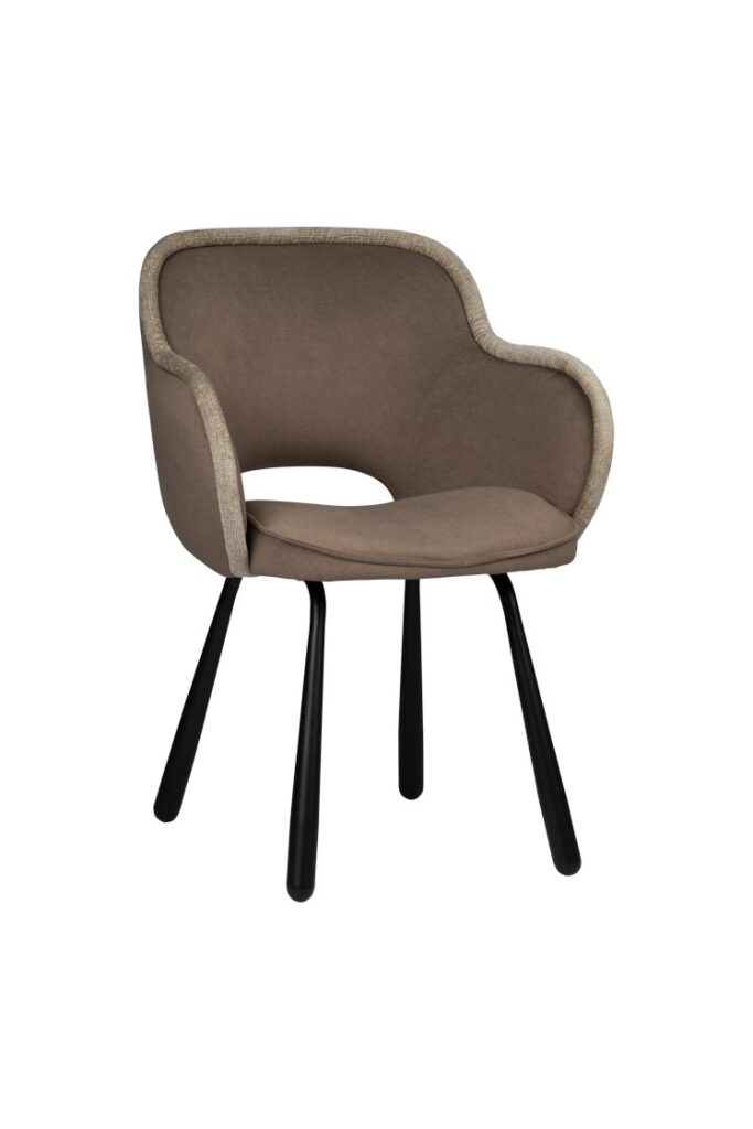 Moderne stoel met een gebogen, gewatteerde zitting en rugleuning in bruine en grijze stof. Het heeft vier schuine zwarte poten, wat zorgt voor een minimalistisch en eigentijds design. De stoel heeft een open ruimte tussen de zitting en de rugleuning.