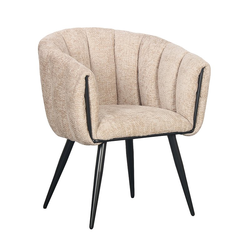 Bruin gestoffeerde stoel met een ronde rugleuning en zwarte metalen poten. De stof heeft een getextureerde uitstraling en de stoel heeft verticale stiksels langs de rugleuning, wat zorgt voor een modern en elegant design.