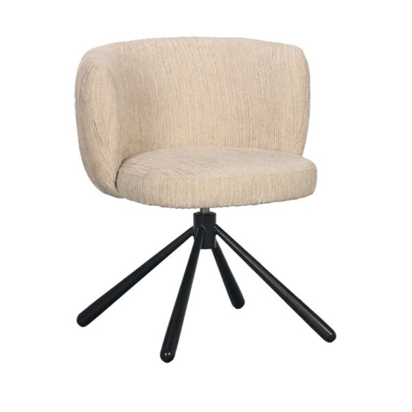 Een beige, met stof beklede accentstoel met een ronde rugleuning en een modern, zwart metalen onderstel.
