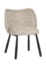 Een beige, getextureerde stoffen stoel met een gebogen rugleuning en vier zwarte poten. Het ontwerp is eenvoudig en modern.