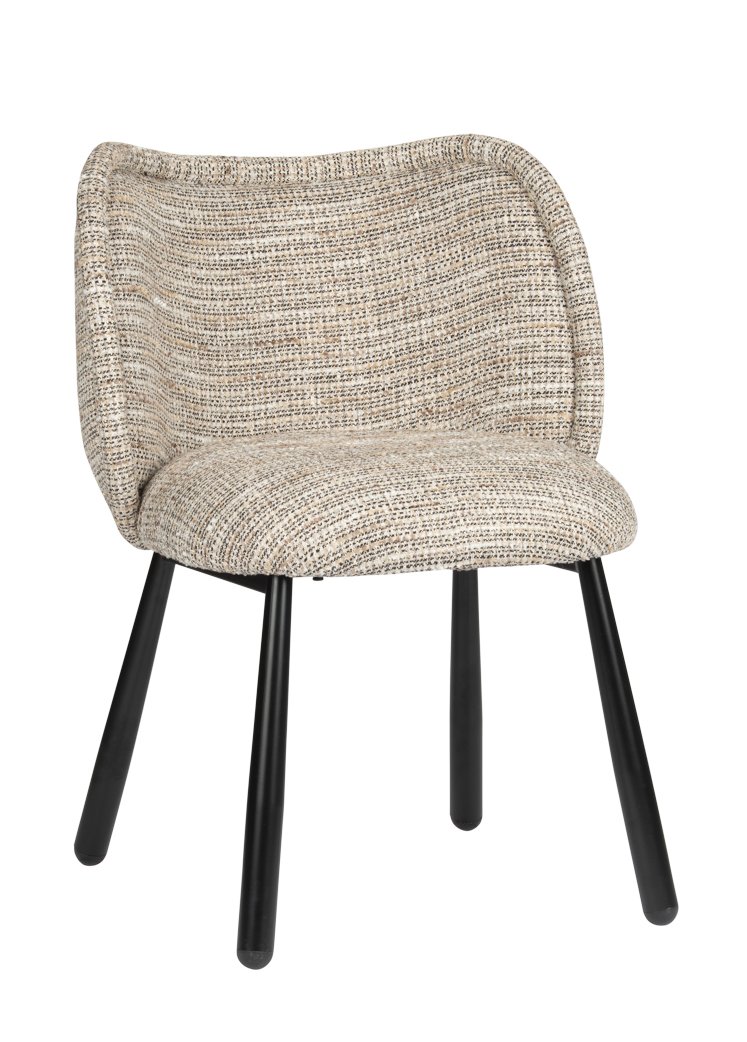 Een beige, getextureerde stoffen stoel met een gebogen rugleuning en vier zwarte poten. Het ontwerp is eenvoudig en modern.