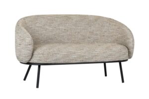 Een moderne loveseat met een beige, getextureerde stof. Het heeft een afgeronde rug en armleuningen, ondersteund door vier slanke zwarte poten. Het ontwerp is minimalistisch en eigentijds, geschikt voor een stijlvolle leefruimte.