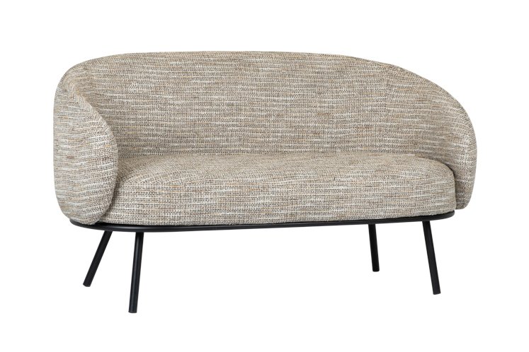 Een moderne loveseat met een beige, getextureerde stof. Het heeft een afgeronde rug en armleuningen, ondersteund door vier slanke zwarte poten. Het ontwerp is minimalistisch en eigentijds, geschikt voor een stijlvolle leefruimte.