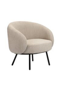 Een moderne beige fauteuil met een ronde rugleuning en gebogen armontwerp. Het heeft vier strakke zwarte poten. De stof lijkt getextureerd en de algehele look is eigentijds en minimalistisch, tegen een witte achtergrond.