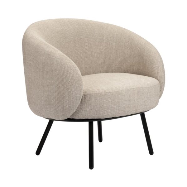Een moderne beige fauteuil met een ronde rugleuning en gebogen armontwerp. Het heeft vier strakke zwarte poten. De stof lijkt getextureerd en de algehele look is eigentijds en minimalistisch, tegen een witte achtergrond.