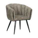 Een moderne accentstoel met een grijze structuurstof, met een gebogen rugleuning met verticale stiksels. De stoel heeft zwarte, slanke metalen poten, wat zorgt voor een strakke en eigentijdse uitstraling.