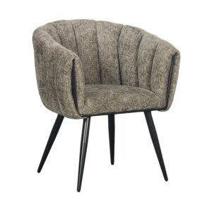 Een moderne accentstoel met een grijze structuurstof, met een gebogen rugleuning met verticale stiksels. De stoel heeft zwarte, slanke metalen poten, wat zorgt voor een strakke en eigentijdse uitstraling.