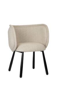 Een moderne beige stoffen stoel met afgeronde, gewatteerde rug en zitting, ondersteund door vier zwarte metalen poten. Het ontwerp oogt minimalistisch en eigentijds.