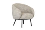Een beige geweven stoffen fauteuil met een ronde rugleuning en zitting. Het heeft een modern design en vier zwarte, licht schuine poten.