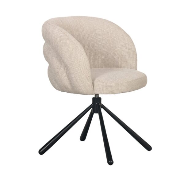 Een moderne draaistoel met een beige, getextureerde stoffen bekleding en een gebogen rug. De stoel heeft vier zwarte metalen poten die in een driepootstijl zijn geplaatst voor ondersteuning.