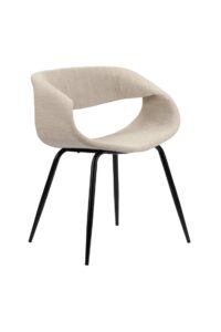 Een moderne stoel met een crèmekleurige, met stof beklede gebogen rugleuning en zitting. Hij heeft vier zwarte metalen poten die iets naar buiten staan, wat een stijlvol en eigentijds design oplevert.