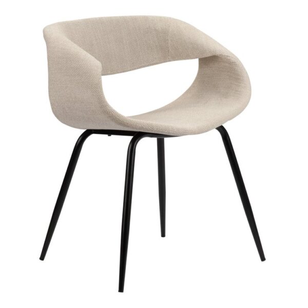 Een moderne stoel met een crèmekleurige, met stof beklede gebogen rugleuning en zitting. Hij heeft vier zwarte metalen poten die iets naar buiten staan, wat een stijlvol en eigentijds design oplevert.